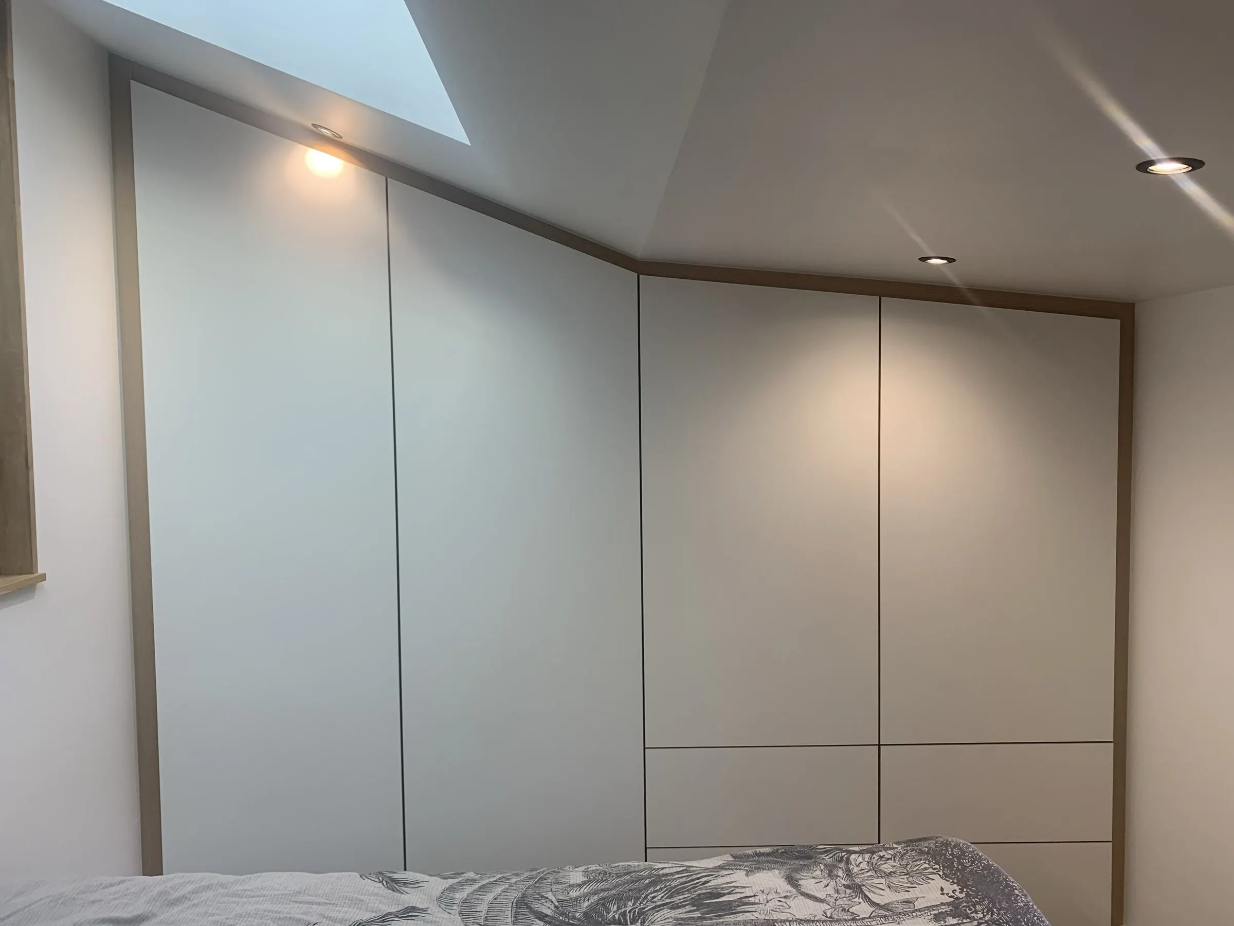 Dressing sous pente aux portes gris clair