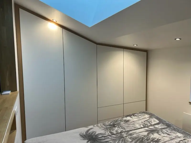 Dressing épousant la pente du toit sous un velux
