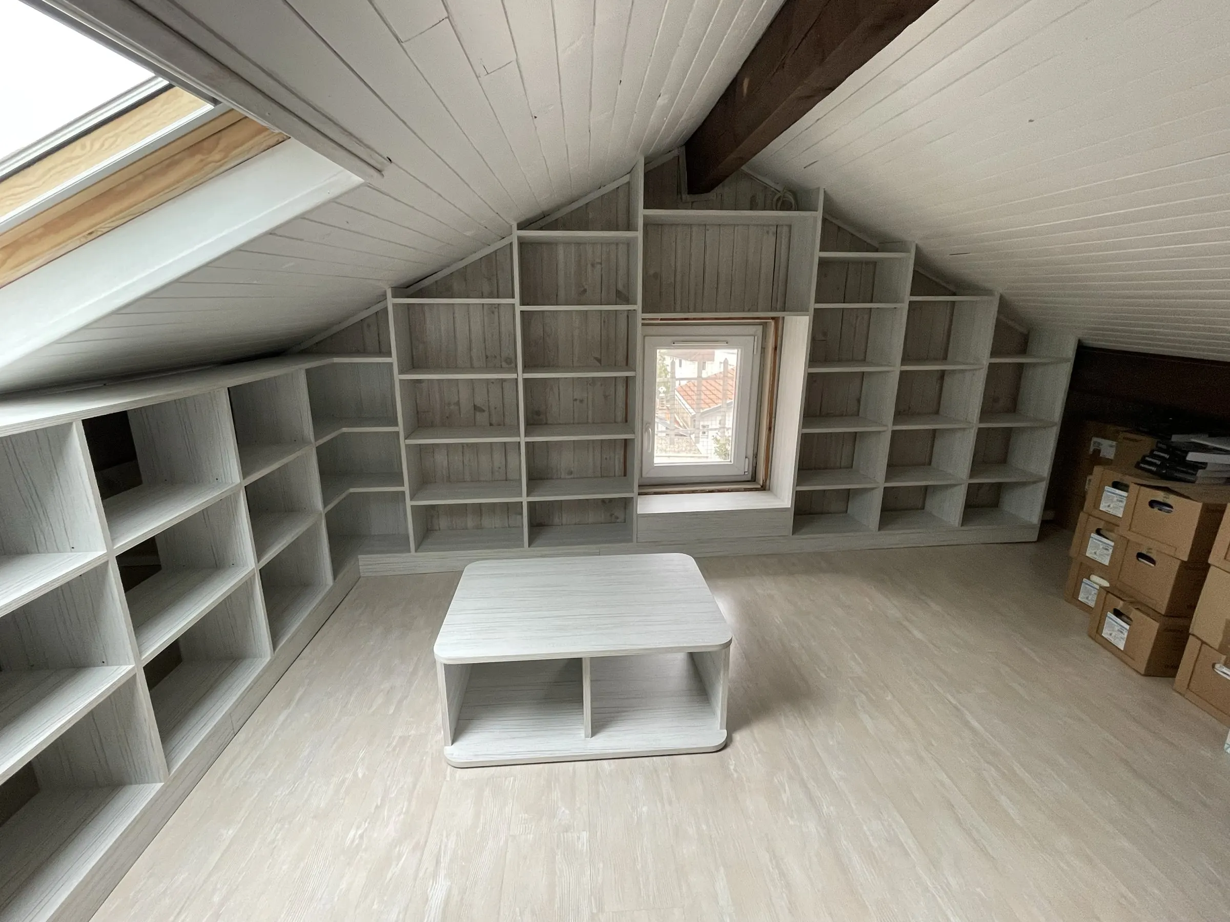 Bibliothèque sous pente et table basse assortie