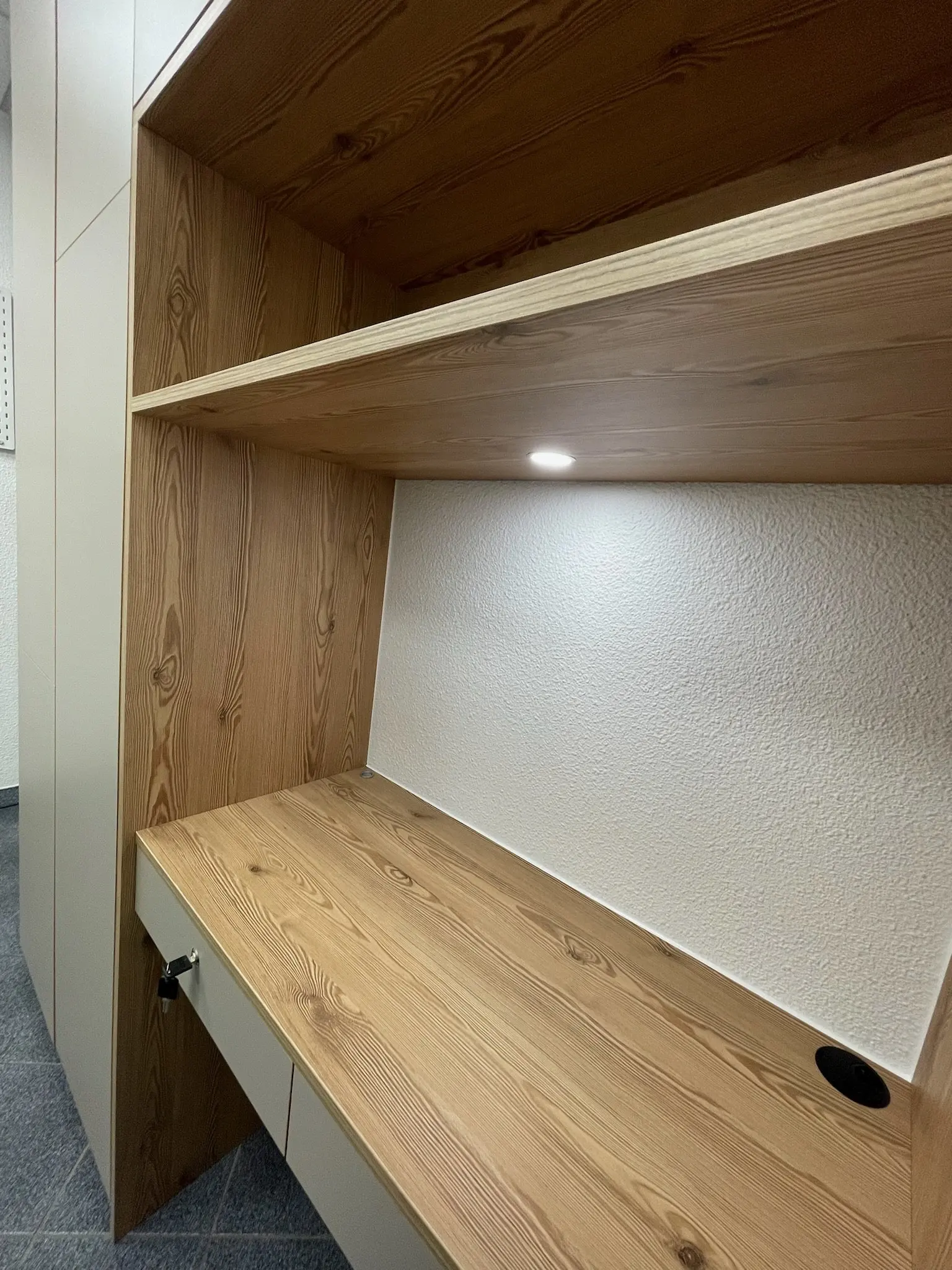 Plan de travail en bois avec éclairage intégré