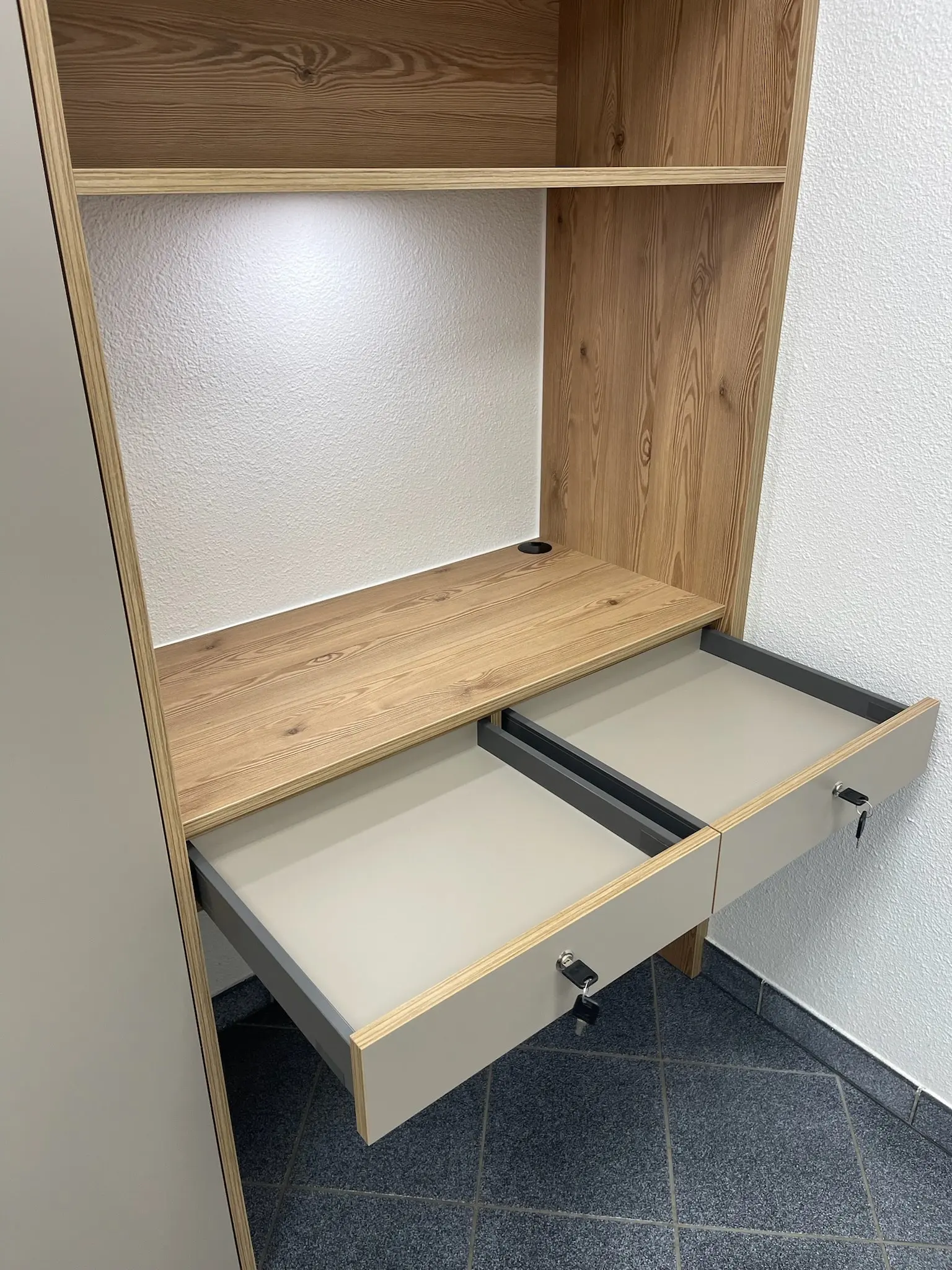 Poste de travail en bois avec tiroirs ouverts