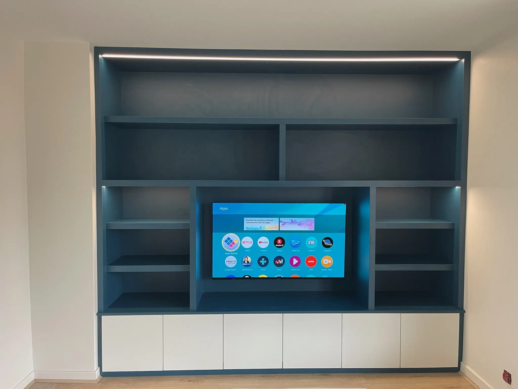 Meuble TV-bibliothèque bleu nuit avec éclairage LED intégré