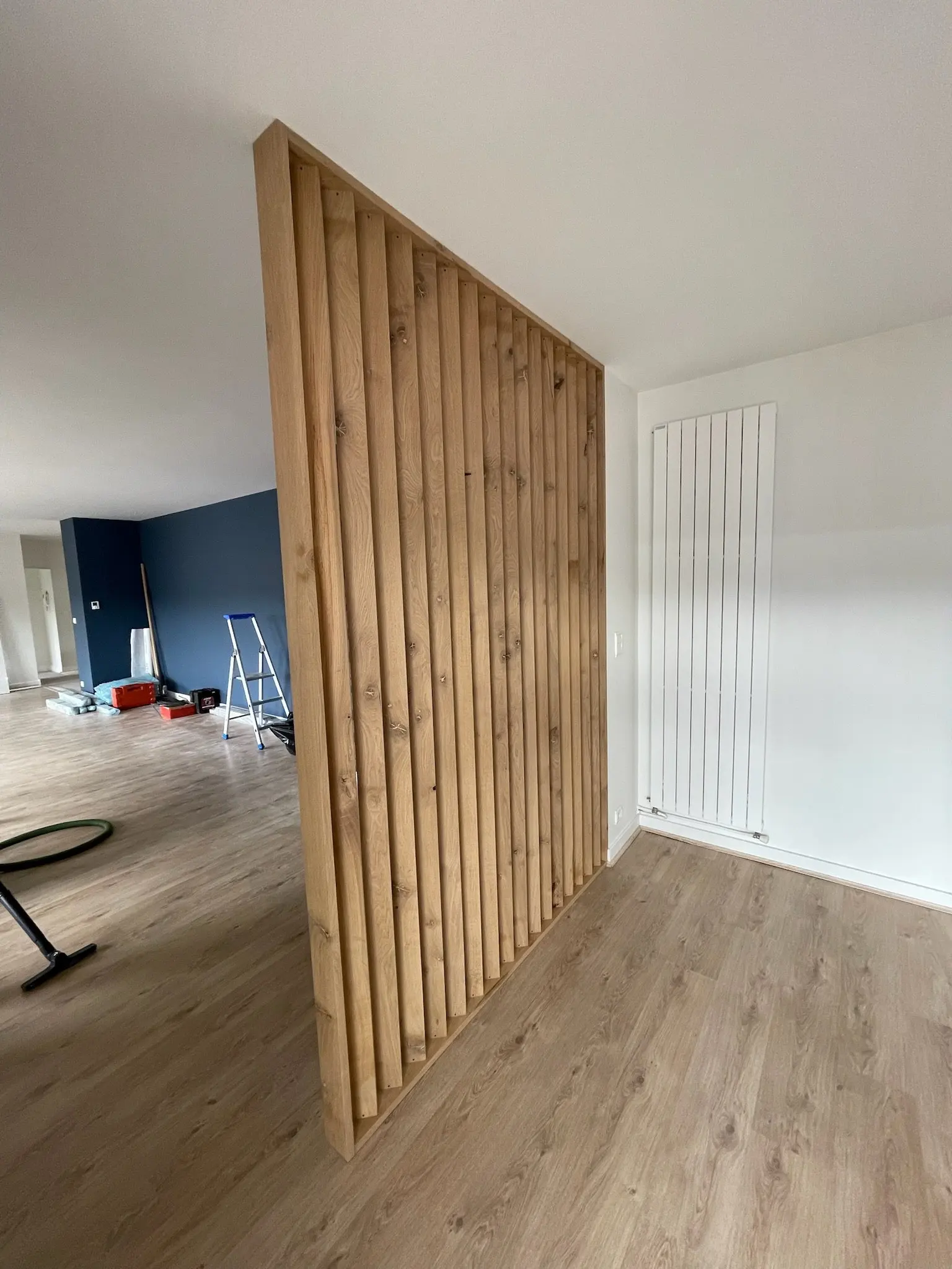 Vue latérale du claustra en bois