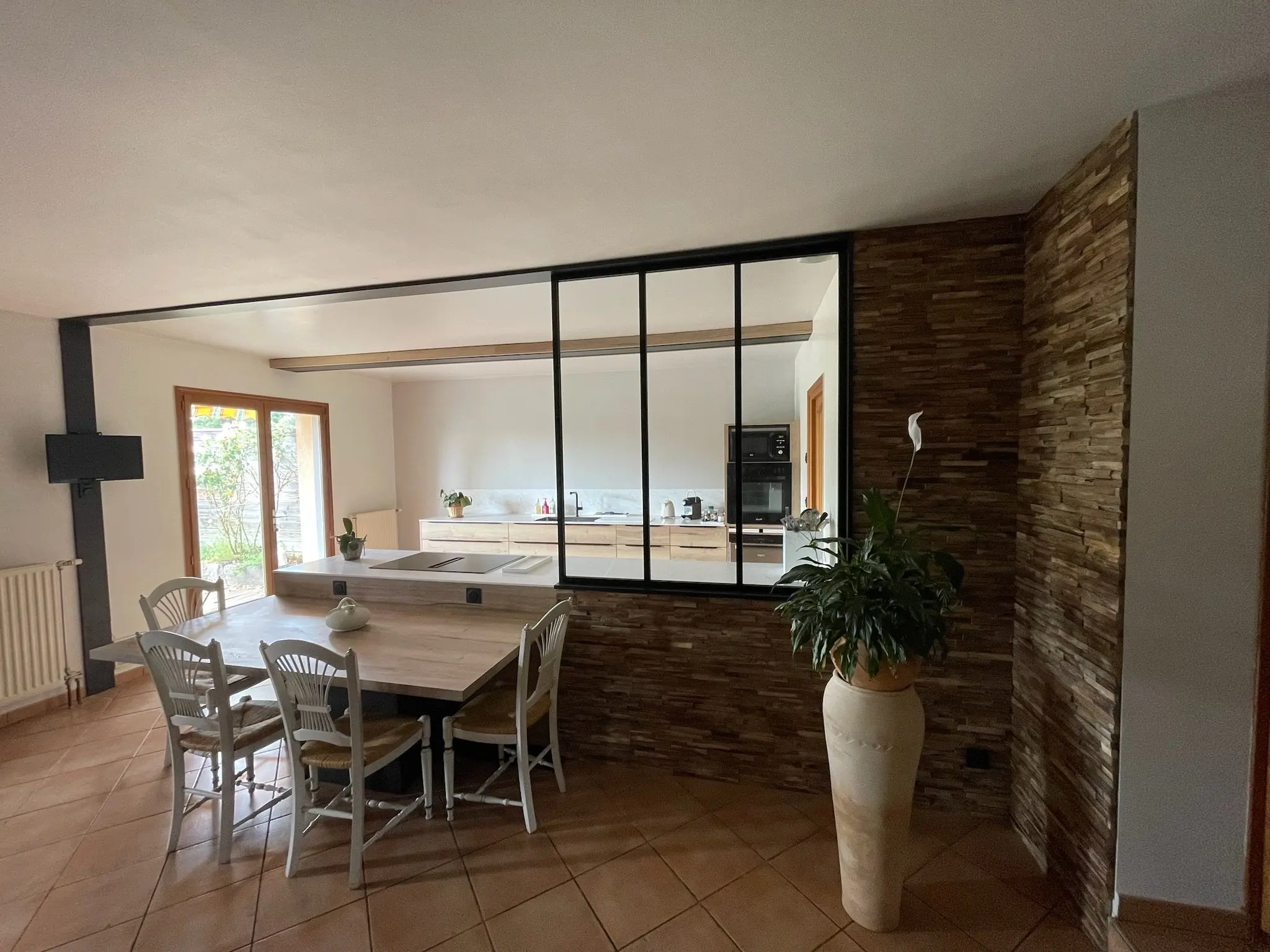 Vue d'ensemble de la cuisine ouverte sur la salle à manger