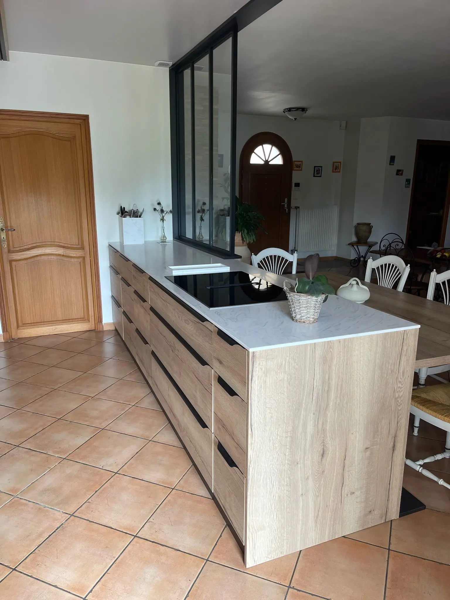 Îlot central en bois avec plan de travail effet marbre