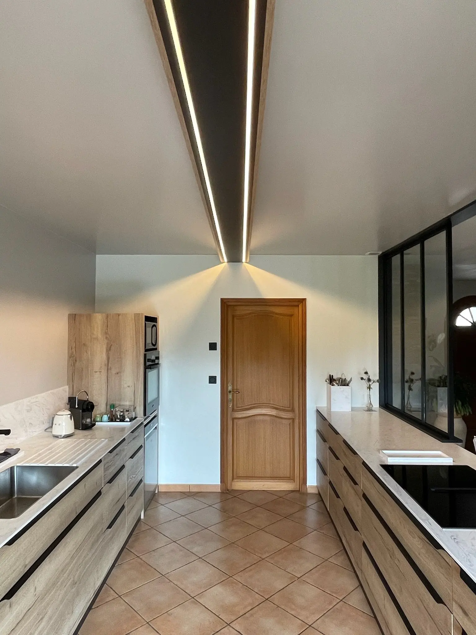 Allée de la cuisine avec éclairage LED au plafond