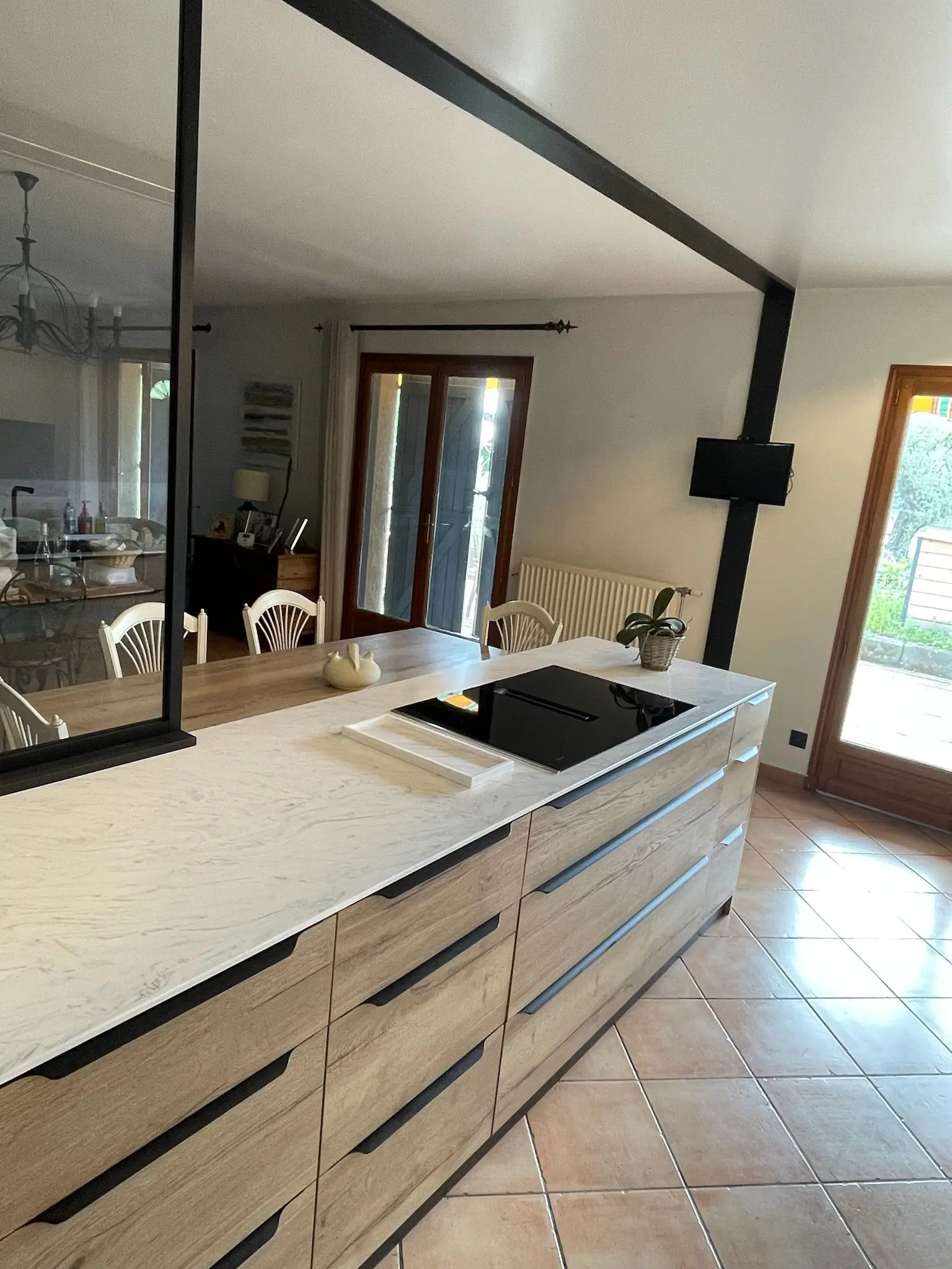 Îlot avec plaque de cuisson et verrière